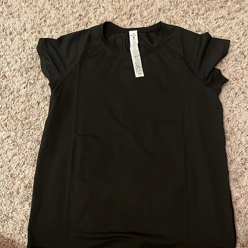 black dryfit lululemon shirt